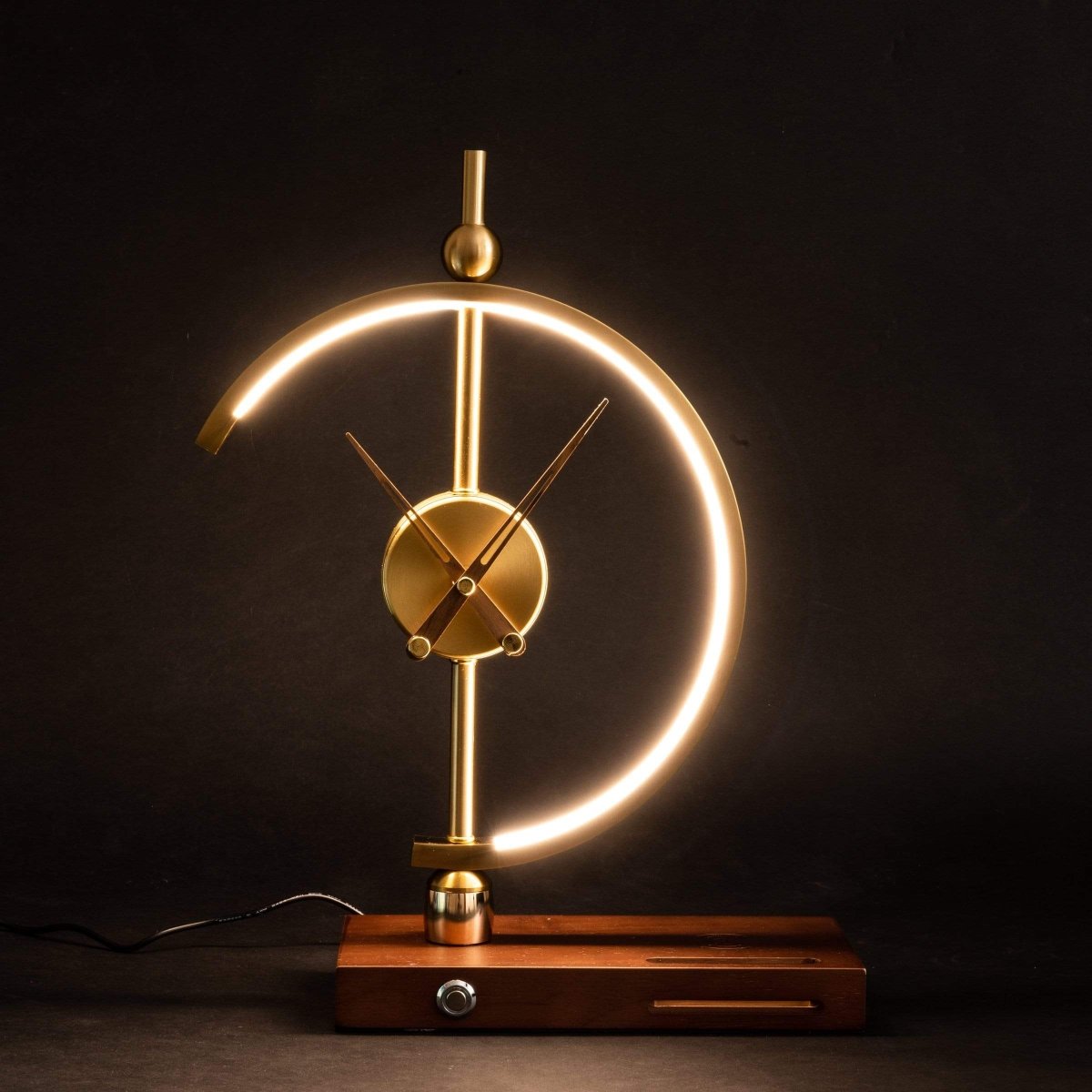Uur table lamp with clock and wireless charger, front view